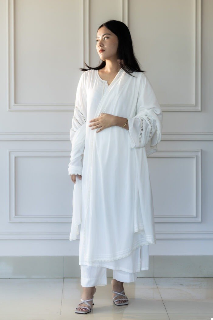 Woman wearing Sufaira white kurti with delicate lace detailing and matching dupatta – elegant ethnic fashion