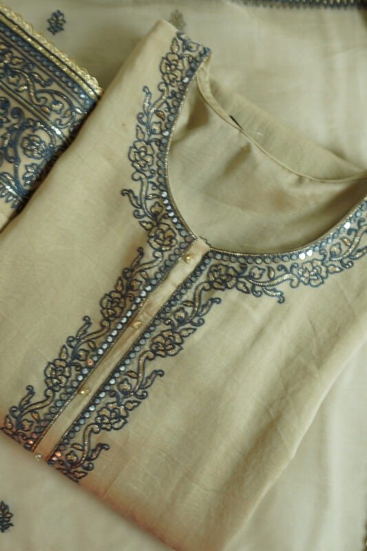 Semi-stitched kurti with delicate floral embroidery, suitable for festivals, traditional celebrations, and casual wear. Elegant ethnic attire for women.