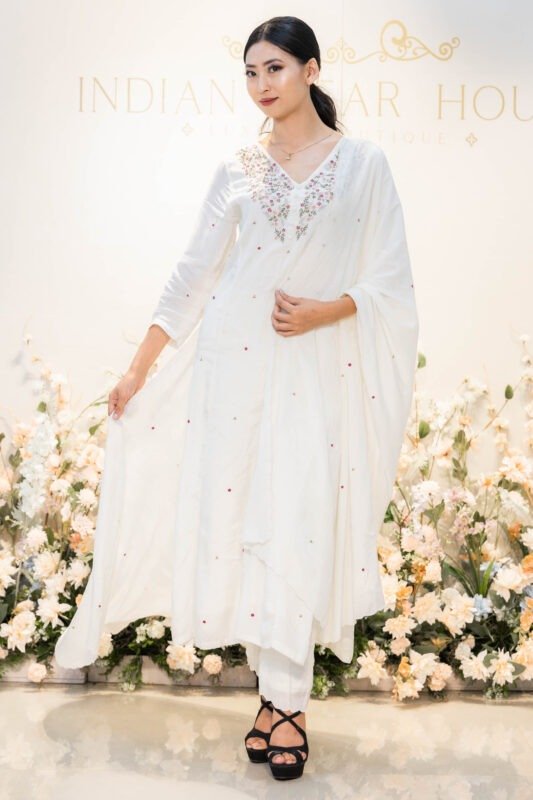 Full front view of Safed Saaz kurti with embroidery and dupatta