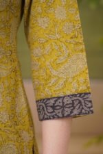 Detailed view of the Amber Ethnic Set’s three-quarter sleeves highlighting the intricate earthy paisley motifs and matching block-printed cuffs.
